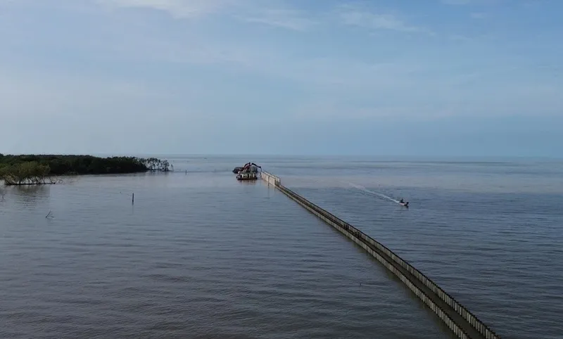 Nhà thầu triển khai thi công kè bảo vệ biển Tây từ cửa sông Ông Đốc đến cửa Sông Bảy Háp.