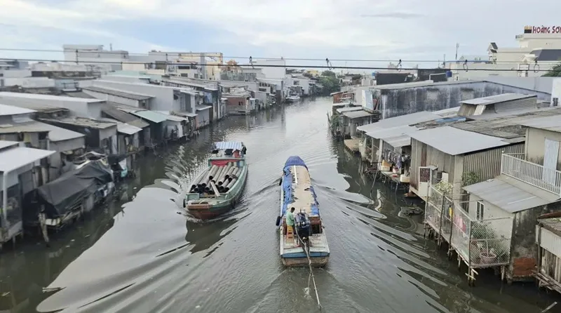 Hai bên bờ kênh Quản Lộ - Phụng Hiệp bị người dân lấn chiếm xây dựng nhà làm giao thông thuỷ bị hẹp.
