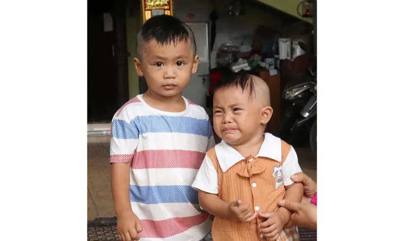 2 bé bị bỏ rơi trước cổng chùa.