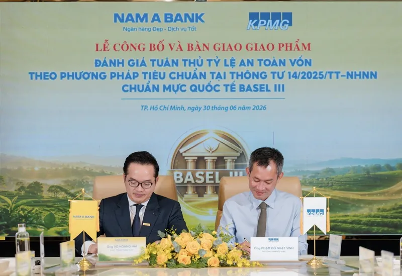 Đại diện KPMG và Nam A Bank ký kết bàn giao giao phẩm.
