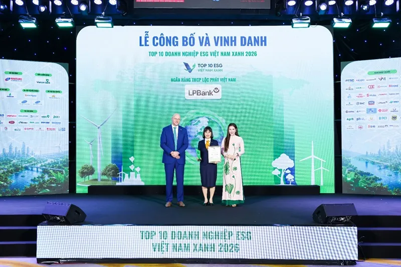 Bà Nguyễn Ánh Vân, Phó Tổng Giám đốc LPBank, nhận giải thưởng Top 10 ngân hàng ESG Việt Nam Xanh 2026.