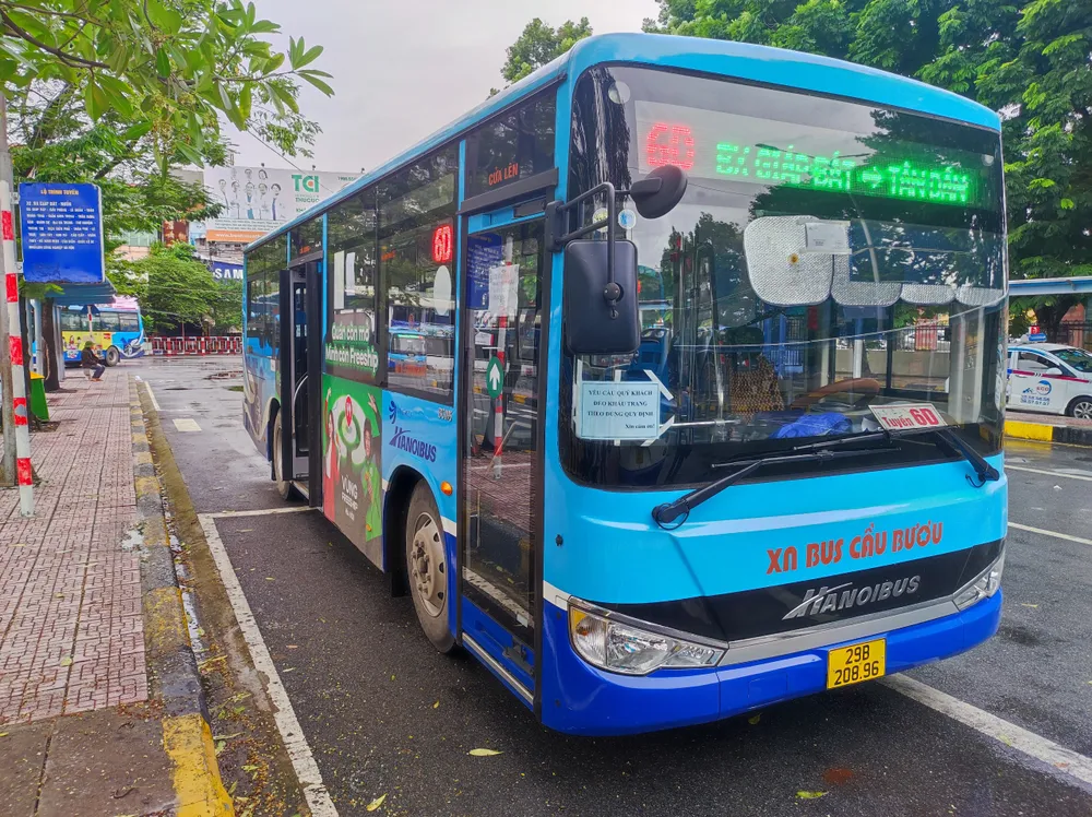 Hà Nội gia hạn sử dụng thẻ xe buýt miễn phí không gắn chip đến hết năm 2026