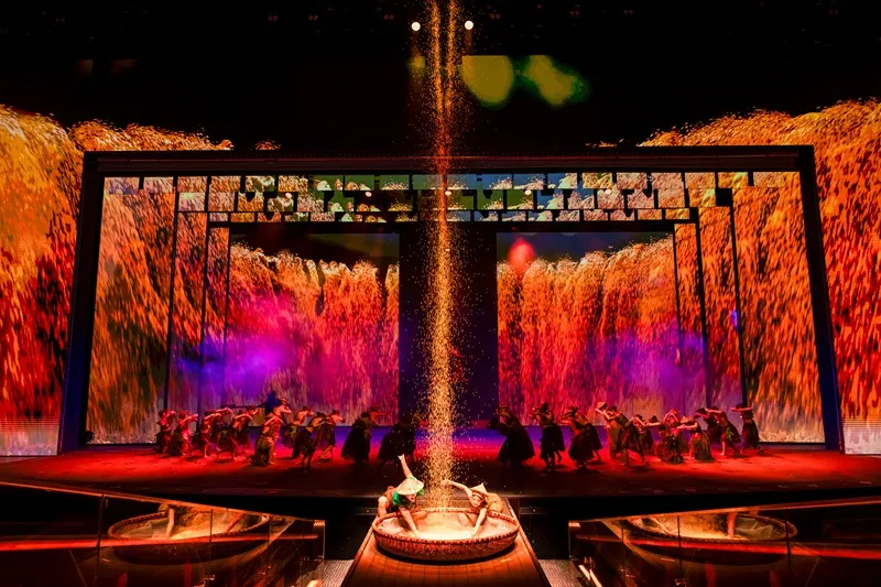4 - Chương trình được thiết kế theo mô hình Immersive Theatre (sân khấu nhập vai), kết hợp đồng thời 12 công nghệ và hiệu ứng trình diễn, tạo nên trải nghiệm thị giác đa tầng cho khán giả...jpg