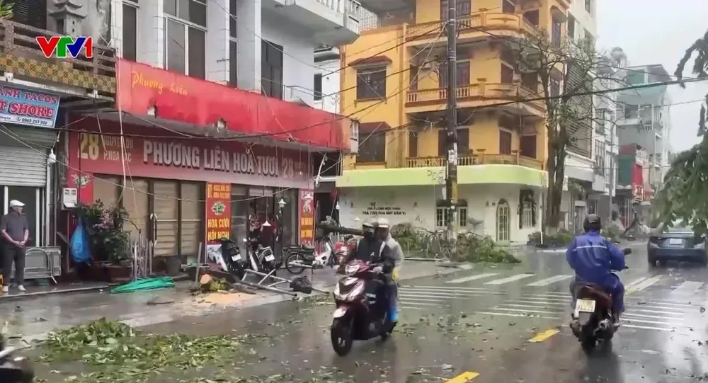 Mưa bão gây mất điện trên một số khu vực ở Móng Cái, Quảng Ninh. Ảnh VTV