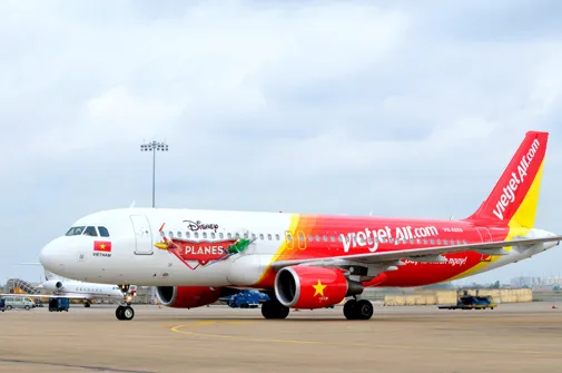 Các hãng bay phải hủy nhiều chuyến do ảnh hưởng bão Ba Vì