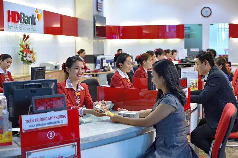 Khách hàng giao dịch tại HDBank.