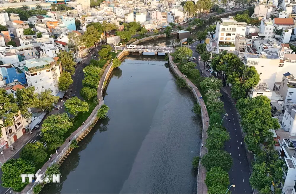 Dọc hai bờ kênh Nhiêu Lộc-Thị Nghè. (Ảnh: Hồng Đạt/TTXVN)