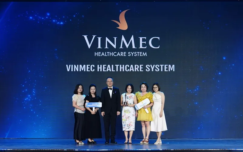 Đại diện Hệ thống Y tế Vinmec nhận danh hiệu "Best Companies to Work for in Asia 2026" tại lễ trao giải HR Asia Awards 2026.