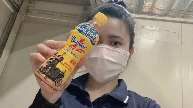 Nữ công nhân bất ngờ trúng 100 triệu đồng khi uống Number 1