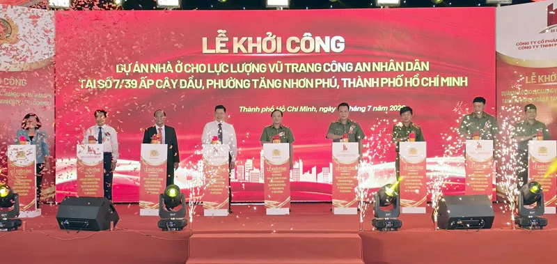 Các đại biểu thực hiện nghi thức khởi công dự án.