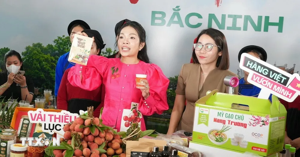 Quảng bá trực tuyến sản phẩm vải thiều và các nông sản chủ lực, đặc trưng OCOP của tỉnh Bắc Ninh. (Ảnh: Đồng Thúy/TTXVN) 