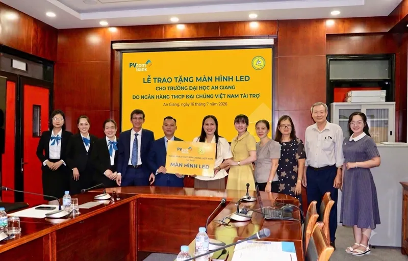 PVcomBank trao tặng hệ thống màn hình LED chuyên dụng cho Trường Đại học An Giang