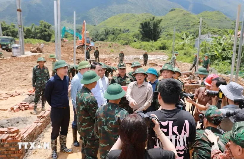 Phó Thủ tướng Chính phủ Hồ Quốc Dũng kiểm tra khu vực bố trí tái định cư cho các hộ bị mất nhà. (Ảnh: Quý Trung/TTXVN) 