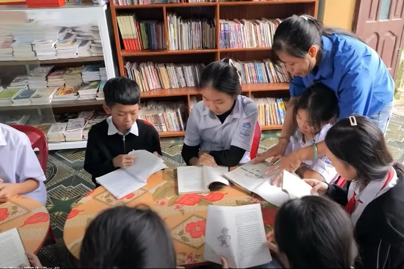 Chị Bùi Thị Hà lập thư viện miễn phí cho trẻ em.