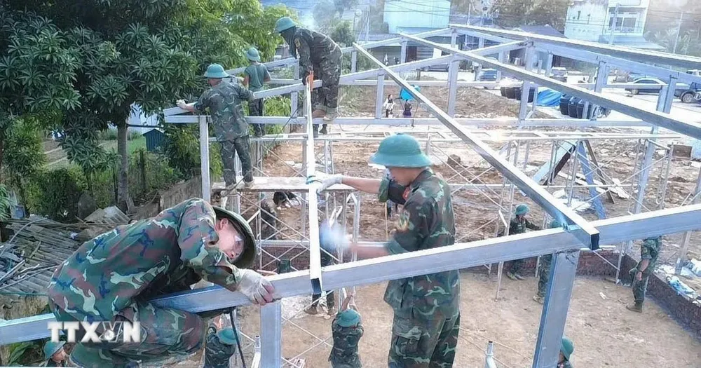 Các chiến sỹ Bộ chỉ huy Quân sự tỉnh Lai Châu làm việc xuyên ngày đêm để hoàn thành 24 căn nhà cho người dân. (Ảnh: Nguyễn Oanh/TTXVN) 