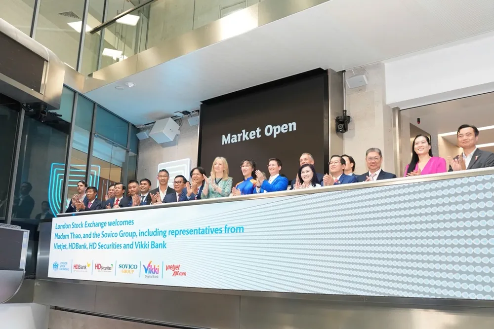 TS. Nguyễn Thị Phương Thảo bấm nút khai phiên Sàn giao dịch Chứng khoán London (LSE) cùng Thị trưởng Khu tài chính London Dame Sue Langley và Tổng giám đốc LSE Dame Julia Hoggett