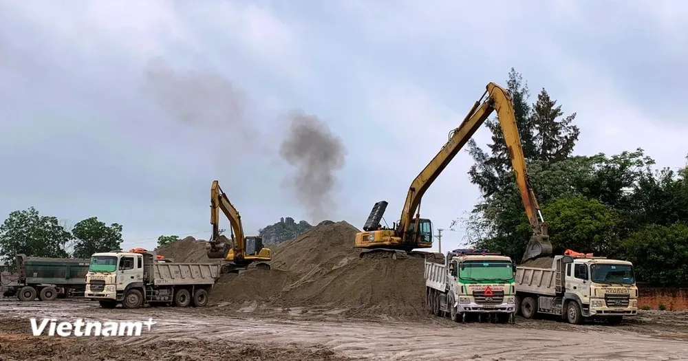 Nguồn vật liệu cát đắp nền đường vẫn đang thiếu hụt tại nhiều dự án giao thông trọng điểm. (Ảnh: Việt Hùng/Vietnam+) 