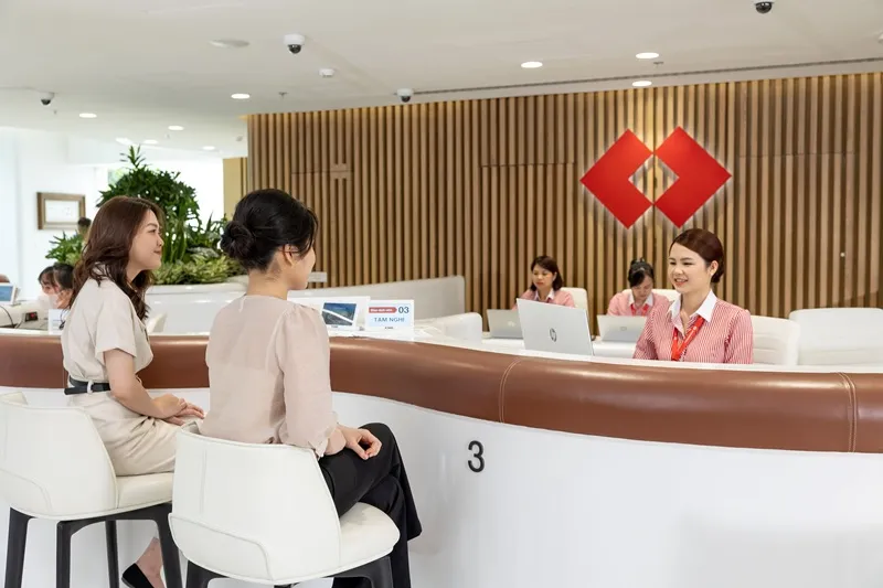 Khách hàng giao dịch tại Techcombank.