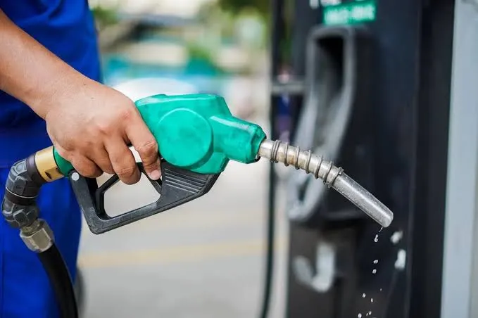 Giá xăng E10 lên sát mốc 23.000 đồng mỗi lít