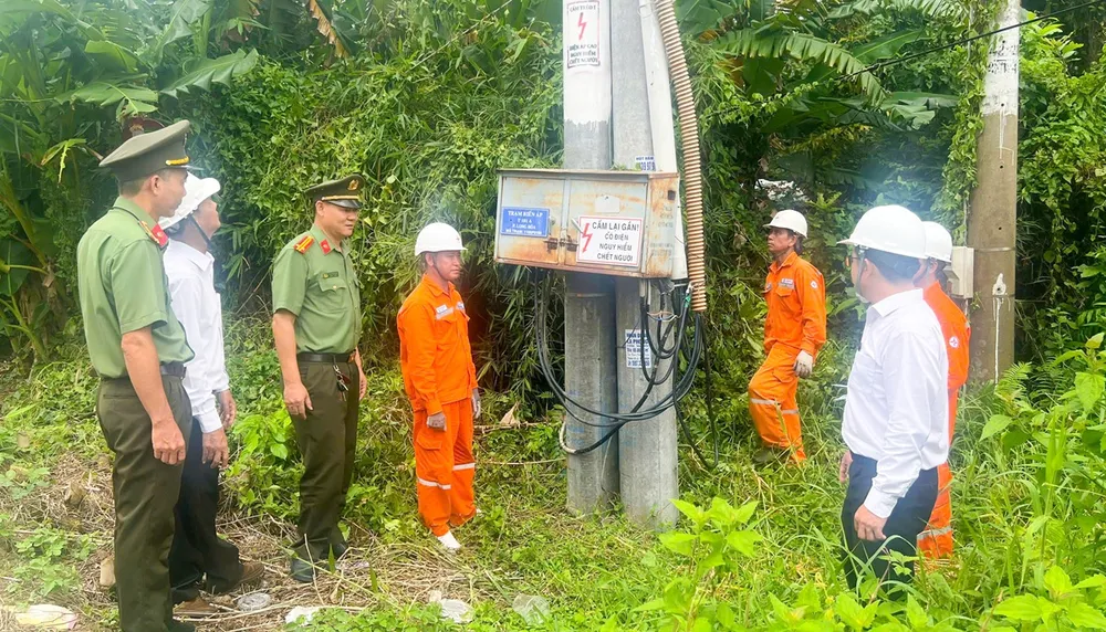 PC Cần Thơ cùng lực lượng Công an TP Cần Thơ kiểm tra hiện trường vụ việc mất trộm vật tư, thiết bị lưới điện.
