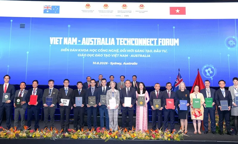 Vietjet và Sân bay Quốc tế Western Sydney (Australia) trao văn kiện hợp tác trước sự chứng kiến của Ủy viên Bộ Chính trị, Phó Thủ tướng Chính phủ, Bộ trưởng Bộ Quốc phòng Phan Văn Giang, cùng lãnh đạo cấp cao và cộng đồng doanh nghiệp hai nước.