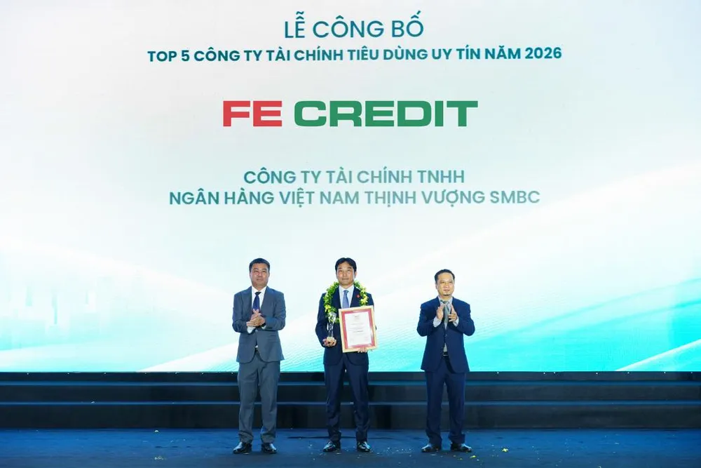 Đại diện FE CREDIT nhận giải thưởng tại lễ vinh danh.