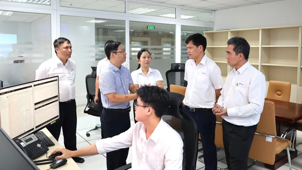 Ông Bùi Quốc Hoan (thứ 2 từ phải sang), Phó Tổng giám đốc EVNSPC tại một buổi làm việc với lãnh đạo Công ty CNTT Điện lực miền Nam (SPCIT)