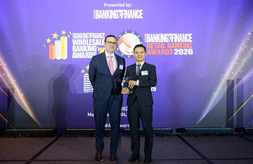 Ông Hoàng Trọng Hiếu, Giám đốc cao cấp Phát triển giải pháp tín dụng Techcombank, nhận giải thưởng từ Asian Banking & Finance.
