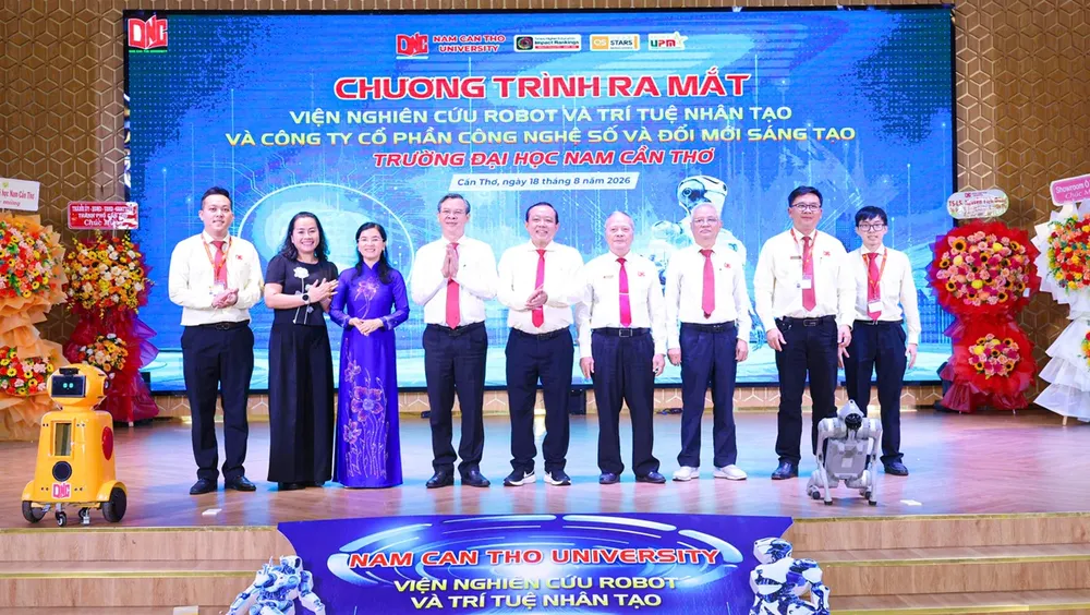 Lãnh đạo TP Cần Thơ và Trường Đại học Nam Cần Thơ tại buổi lễ ra mắt.