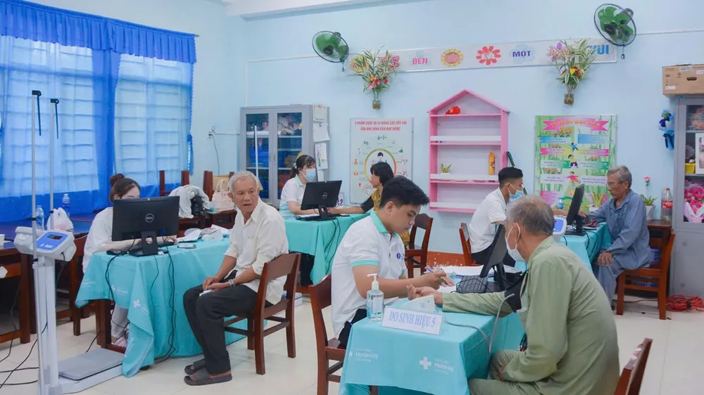 Người dân xã Trung Hưng (TP Cần Thơ) tham gia khám sức khỏe toàn dân.