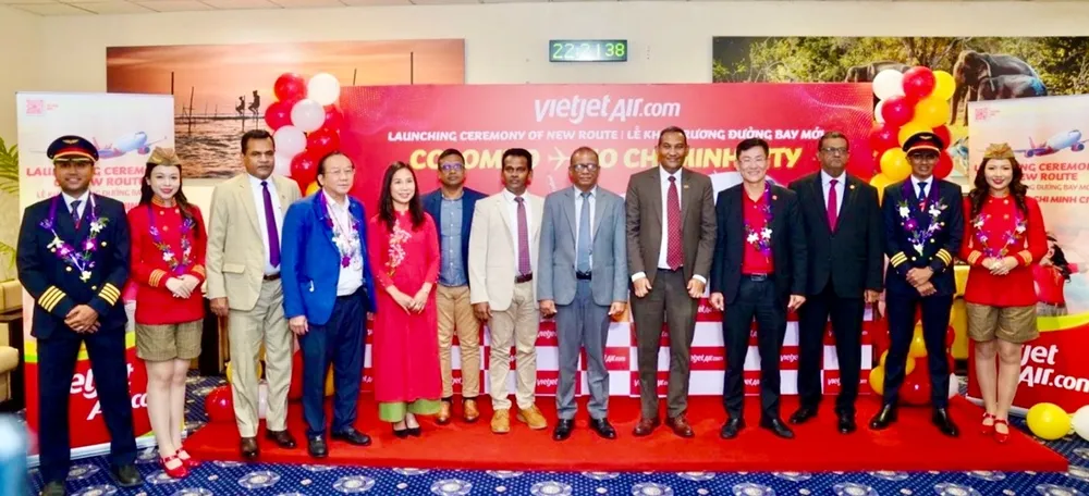 Lãnh đạo các bộ, ngành, sân bay cùng phi hành đoàn Vietjet dự lễ khai trương và chúc mừng chuyến bay đầu tiên của Vietjet giữa Colombo với TPHCM.