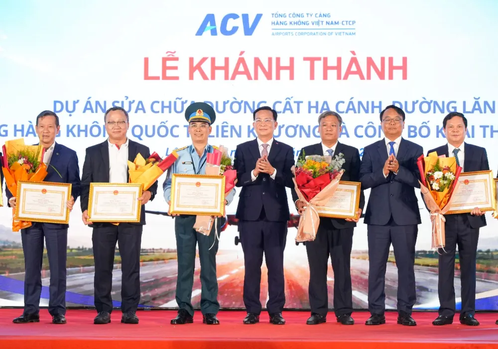Ông Hồ Văn Mười, Chủ tịch UBND tỉnh Lâm Đồng (giữa), trao Bằng khen cho Vietjet vì có đóng góp tích cực trong việc khôi phục hoạt động khai thác tại Cảng hàng không Liên Khương. 