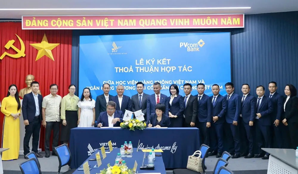 Đại diện PVcomBank và Học viện Hàng không Việt Nam thực hiện nghi thức ký kết thỏa thuận hợp tác.