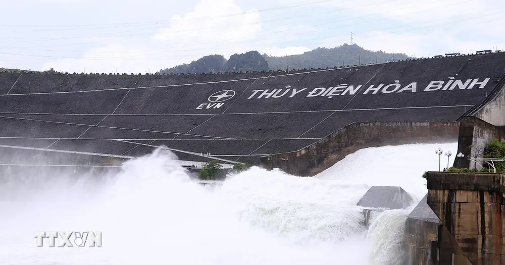 Đóng 1 cửa xả đáy hồ thủy điện Hòa Bình để ứng phó bão số 4