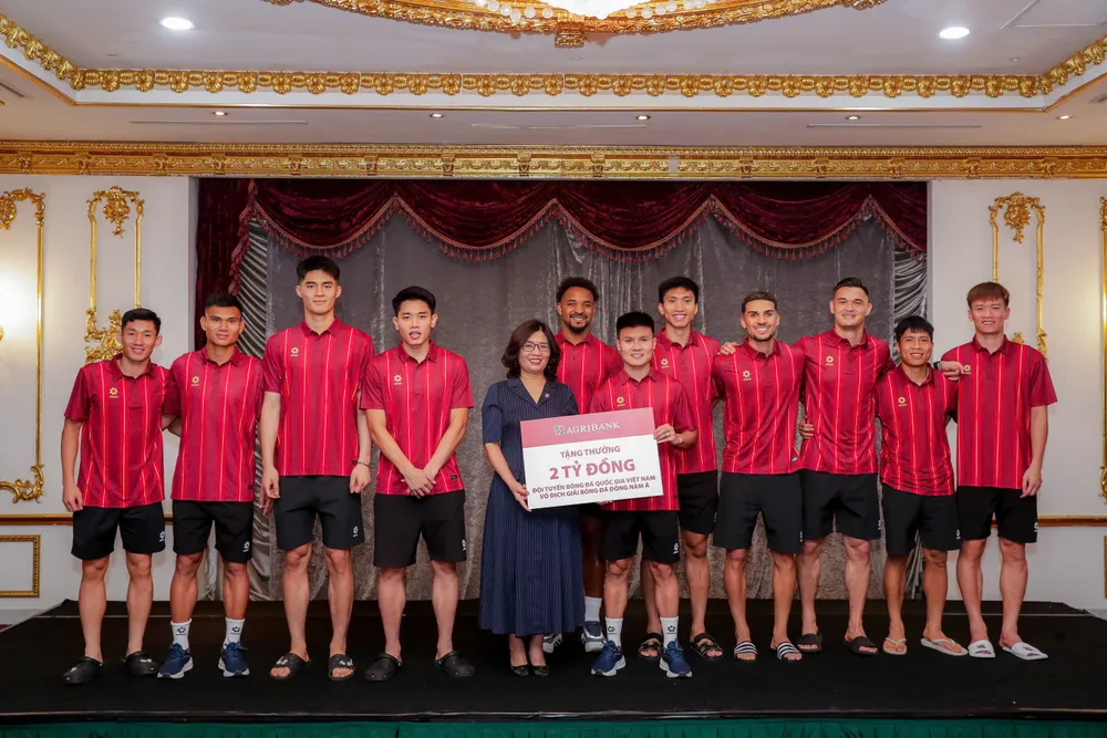 Đại diện Agribank Bà Từ Thị Kim Thanh - Thành viên HĐTV trao thưởng 2 tỷ đồng chúc mừng thành tích xuất sắc của Đội tuyển Quốc gia Việt Nam.