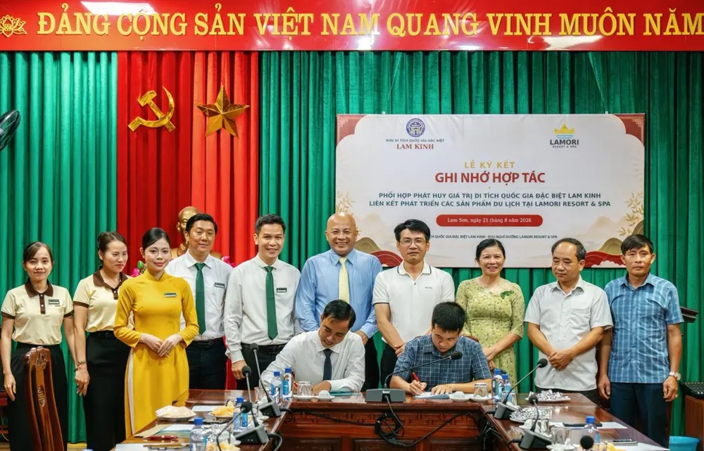 Đại diện Lamori Resort & Spa, Ban Quản lý Di sản Thành Nhà Hồ và các di tích trọng điểm tỉnh Thanh Hóa tại Lễ ký kết Biên bản ghi nhớ hợp tác.