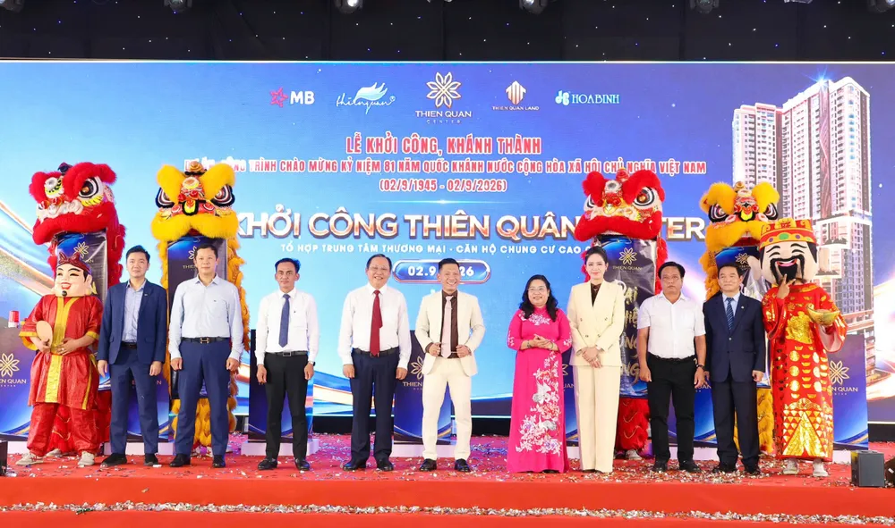 Các đại biểu thực hiện nghi thức khởi công dự án