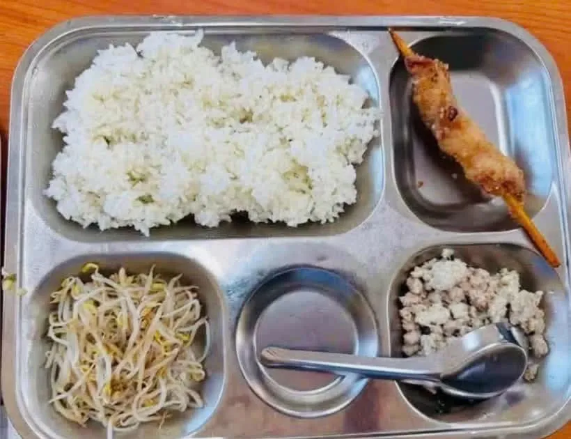 Suất cơm bán trú ngày 7-9 của học sinh trường Tiểu học Trung Giã (xã Trung Giã, Hà Nội). (Ảnh: Phụ huynh cung cấp)