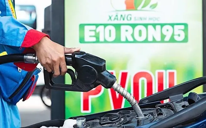 Giá xăng E10 lên ngưỡng 24.239 đồng mỗi lít
