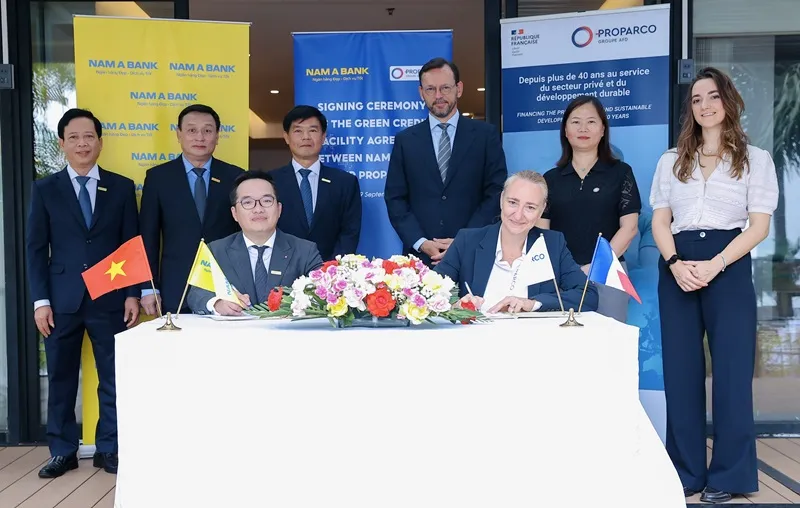 Ông Võ Hoàng Hải, Phó Tổng giám đốc Nam A Bank và bà Rebecca Benhamou, Giám đốc đầu tư cao cấp của Proparco ký kết thỏa thuận dưới sự chứng kiến của ông Julien Seillan, Giám đốc quốc gia AFD và lãnh đạo hai bên.
