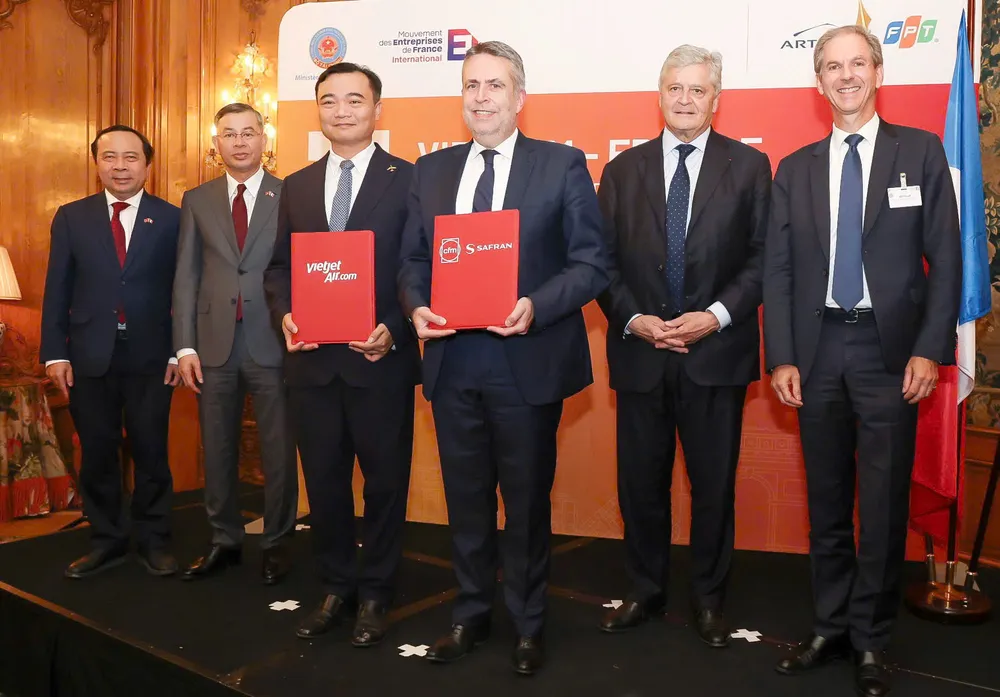 Đại diện Vietjet và CFM International trao thoả thuận phát triển năng lực bảo dưỡng động cơ thế hệ mới nhất
