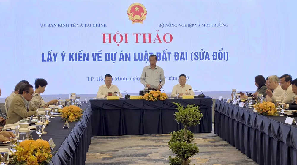 Chủ nhiệm Ủy ban Kinh tế và Tài chính của Quốc hội Phan Văn Mãi phát biểu tại hội thảo