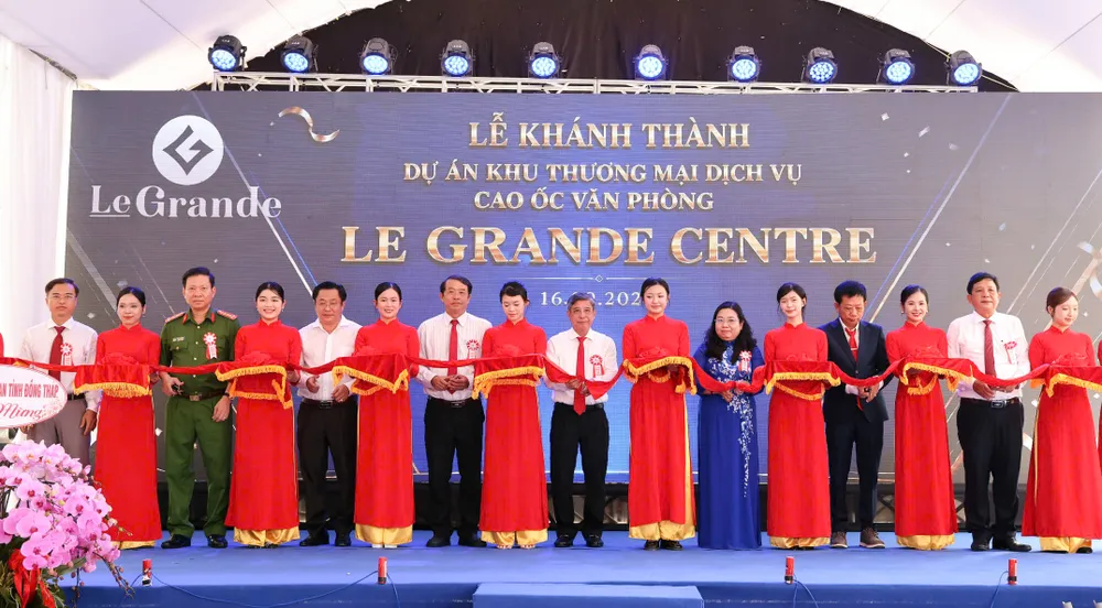 Các đại biểu cắt băng khánh thành khu thương mại dịch vụ cao ốc Le Grande Centre
