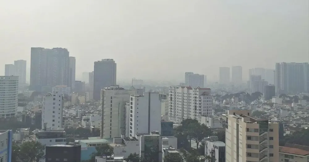 Hiện tượng không khí mù đục tiếp tục xảy ra tại TPHCM và Nam bộ sáng 16-9. Ảnh: TAM NGUYÊN