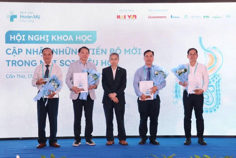 Các chuyên gia tại hội nghị “Cập nhật những tiến bộ mới trong nội soi tiêu hóa”