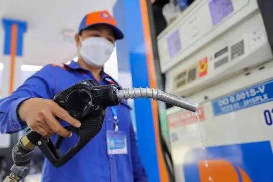Giá xăng tăng mạnh gần 1.400 đồng, xăng E10 vượt mốc 25.000 đồng