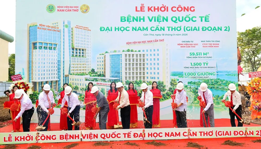 Các đại biểu thực hiện nghi thức khởi công Bệnh viện Quốc tế Đại học Nam Cần Thơ – giai đoạn 2