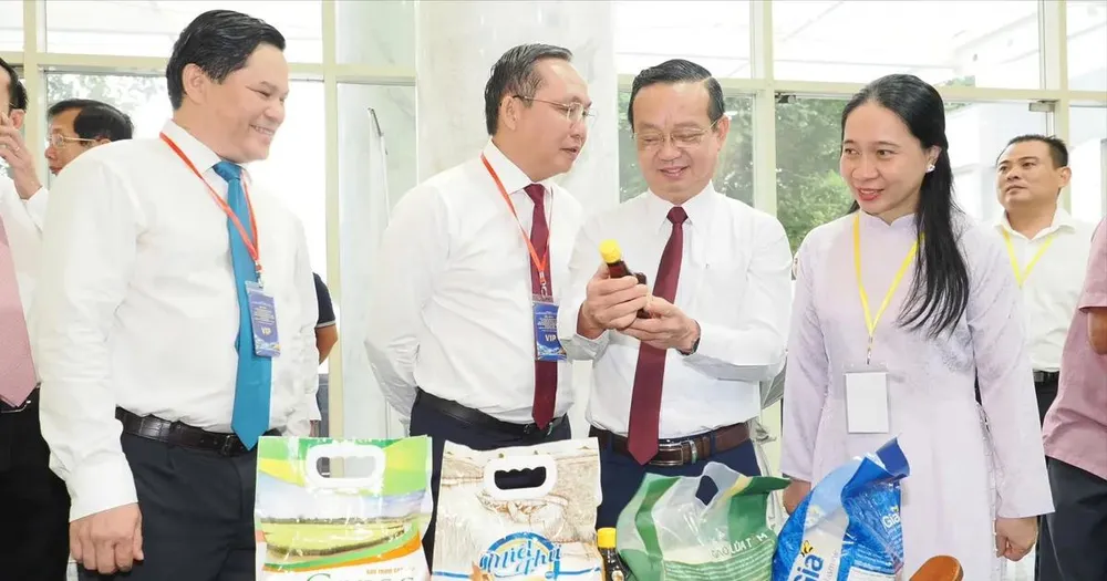 Đại biểu tìm hiểu sản phẩm doanh nghiệp tại không gian trưng bày, kết nối thương mại trong khuôn khổ hội nghị. Ảnh: HOÀNG HÙNG