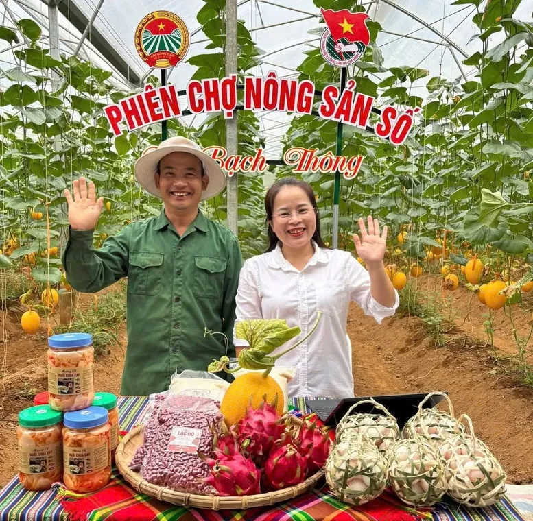 Bà Ma Thị Mận, Bí thư Đảng ủy, Chủ tịch HĐND xã Bạch Thông trong phiên chợ nông sản số đầu tiên của xã - Ảnh: BT