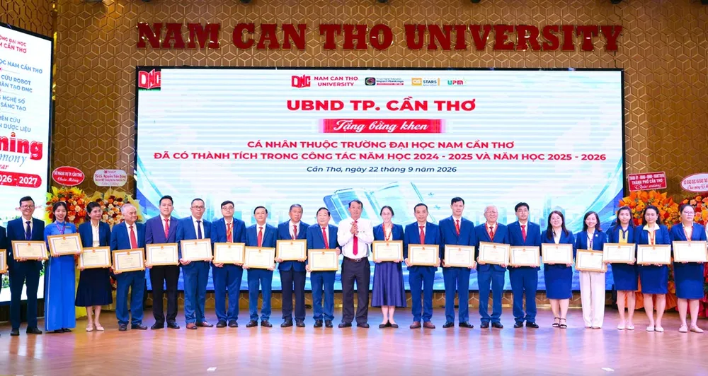 Các tổ chức, cá nhân Trường DNC nhận bằng khen của Chủ tịch UBND TP Cần Thơ.